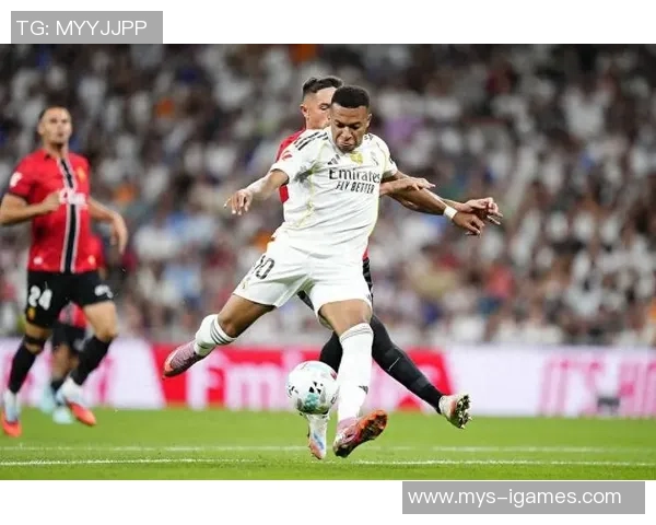 3场3球，姆巴佩当选皇马8月最佳球员并领取奖杯